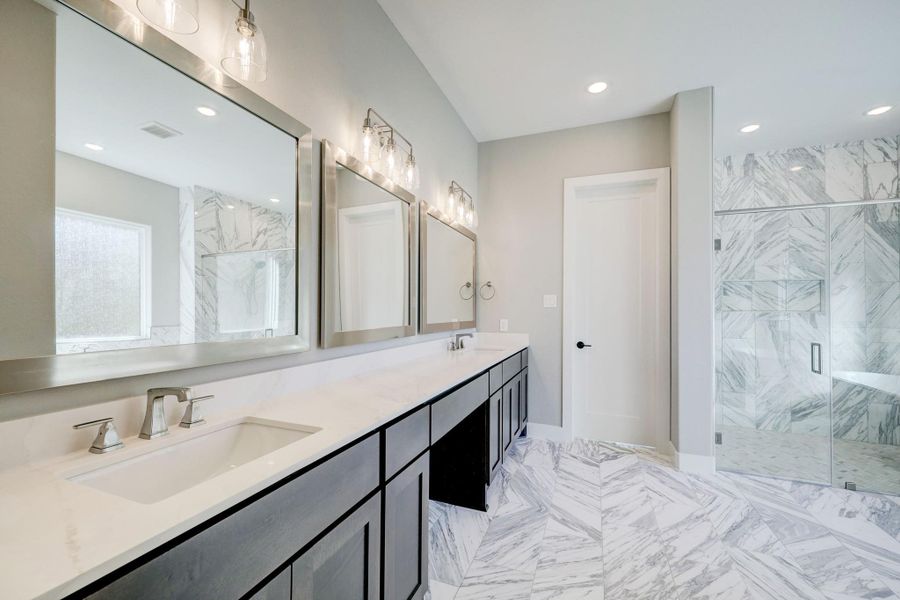 THE PICTURE SHOWN IS NOT THE ACTUAL HOME. TRINITY SIGNATUE HOMES IS BUILDING A SIMILAR FLOOR PLAN. THE PICTURE SHOWN IS NOT THE ACTUAL HOME. TRINITY SIGNATUE HOMES IS BUILDING A SIMILAR FLOOR PLAN.