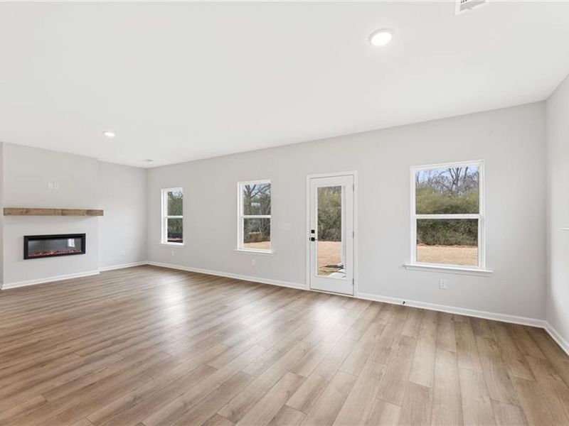 Spacious, unfurnished interior of a new home in Cedar Farms, Winder (Image 12).