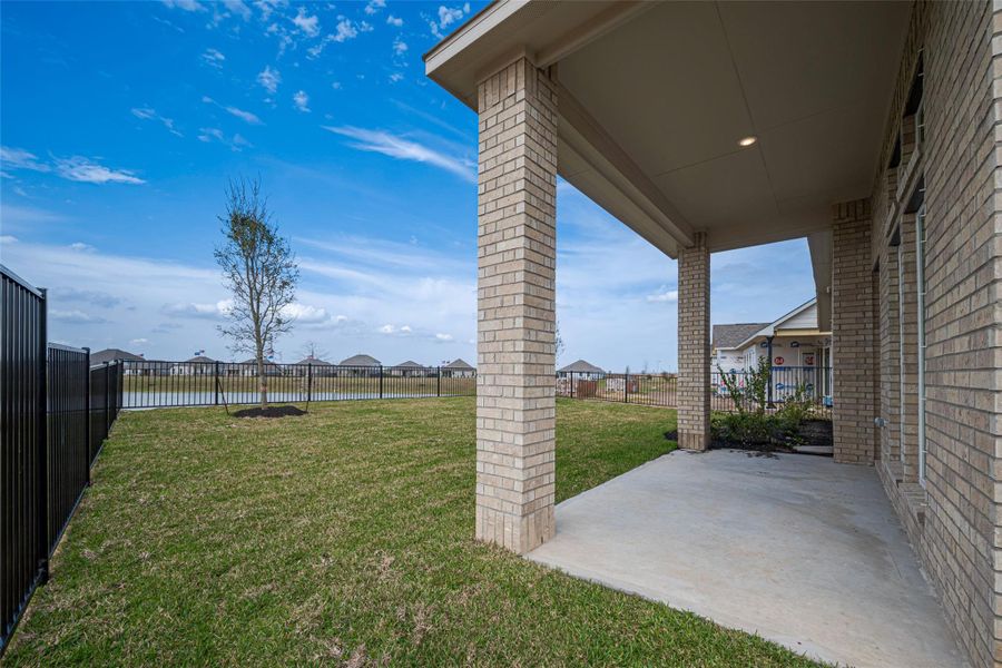 Exterior details and patio area of a home in Lago Mar, Texas City (Image 31).