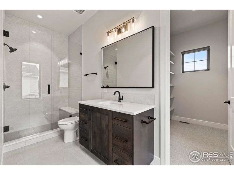 Bedroom 2 en suite - Main Floor Bedroom 2 en suite - Main Floor