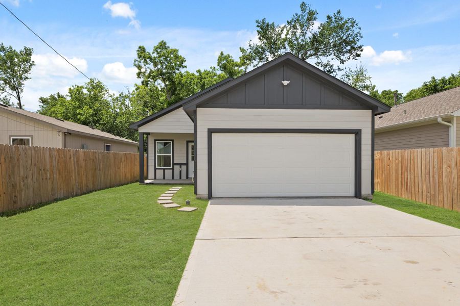 Front exterior of a new home in , Houston, TX, highlighting curb appeal (Image 18).
