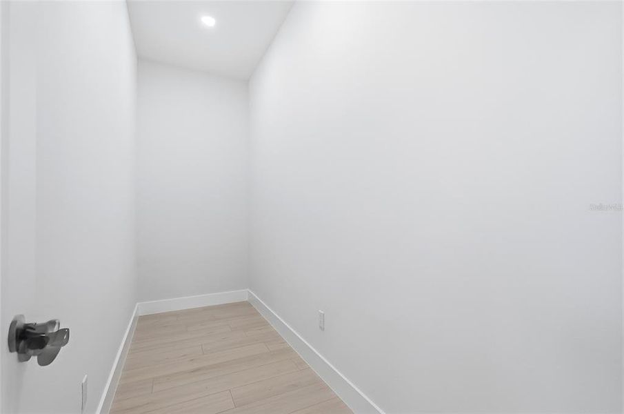 Spacious, unfurnished interior of a new home in , Tampa (Image 32).