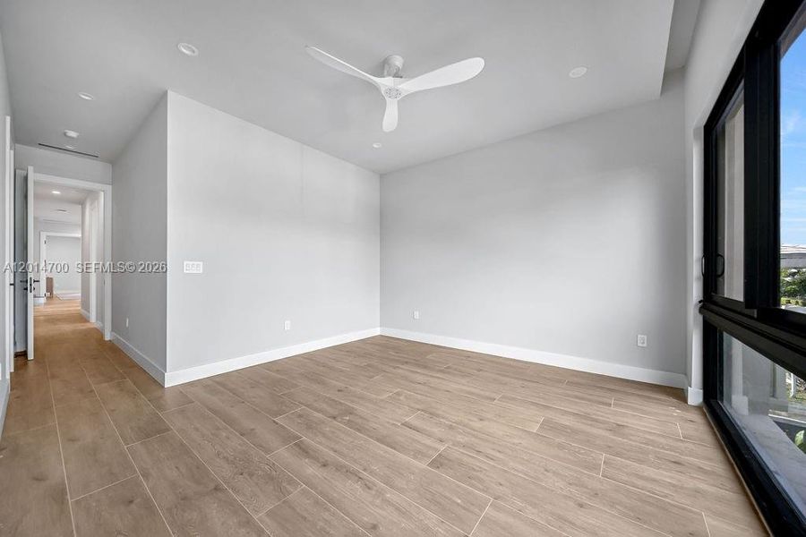 Spacious, unfurnished interior of a new home in , Fort Lauderdale (Image 27).