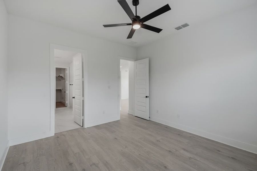 Spacious, unfurnished interior of a new home in Stillwater Ranch, San Antonio (Image 27).
