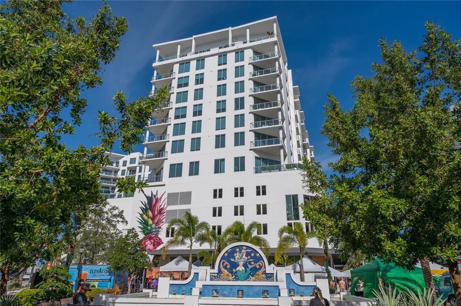 Condo located in Sarasota, FL showcasing its design and architecture (Image 3).