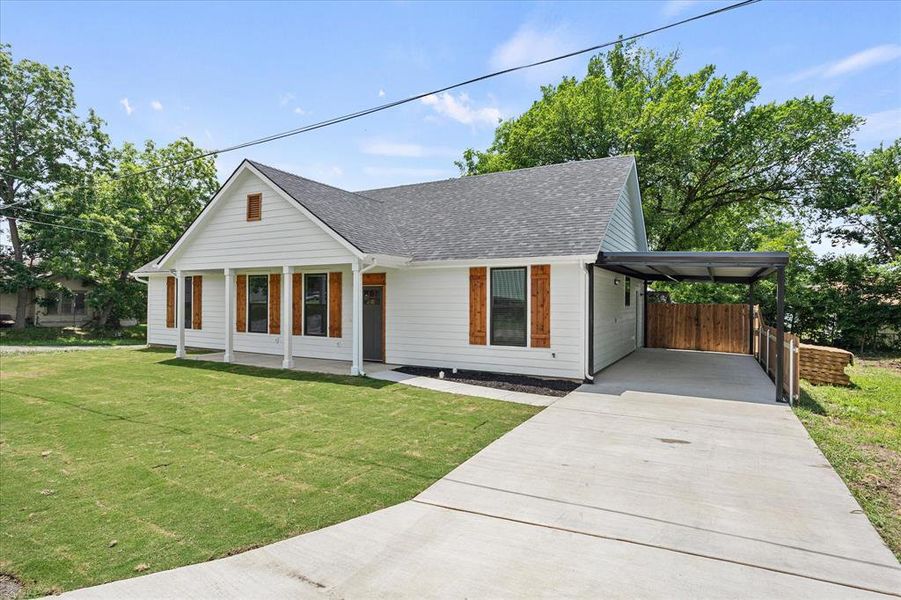 Exterior details and patio area of a home in , Wolfe City (Image 18).