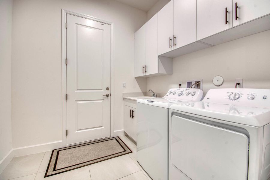 Furnished interior view inside a new home in , Port St. Lucie (Image 15).