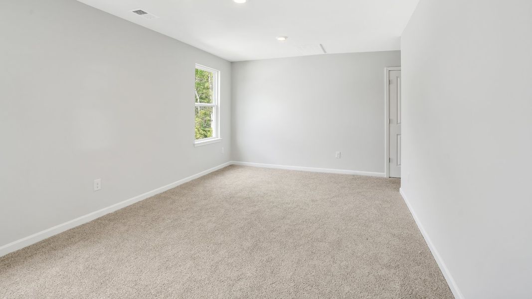 Spacious, unfurnished interior of a new home in Vineyard Trail, Jacksonville (Image 18).
