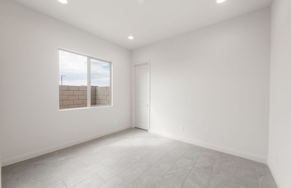 Spacious, unfurnished interior of a new home in Artisan at Asante, Surprise (Image 27).