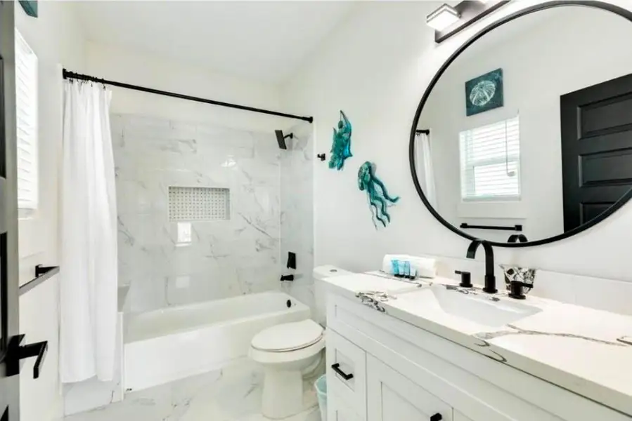 En suite bathroom with tub & shower combo