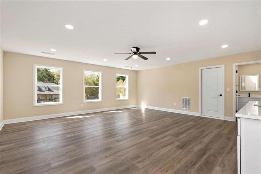 Spacious, unfurnished interior of a new home in , Jefferson (Image 34).