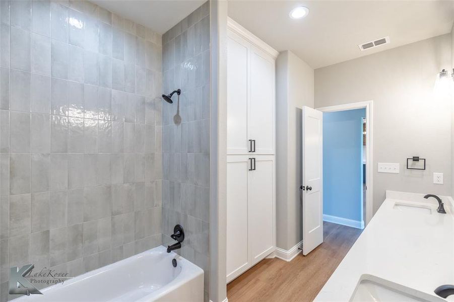 Furnished interior view inside a new home in , Abilene (Image 4).