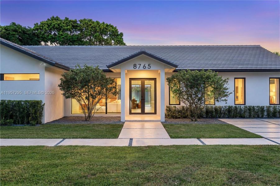 Exterior details and patio area of a home in , Palmetto Bay (Image 3).