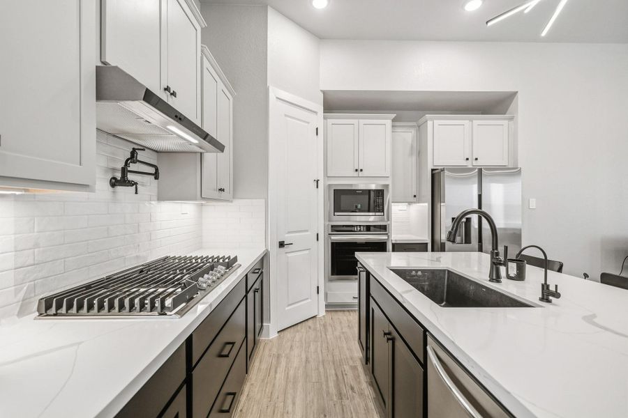 Furnished interior view inside a new home in Meridiana 40', 65', Iowa Colony (Image 18).