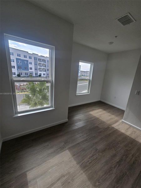 Spacious, unfurnished interior of a new home in , Orlando (Image 10).