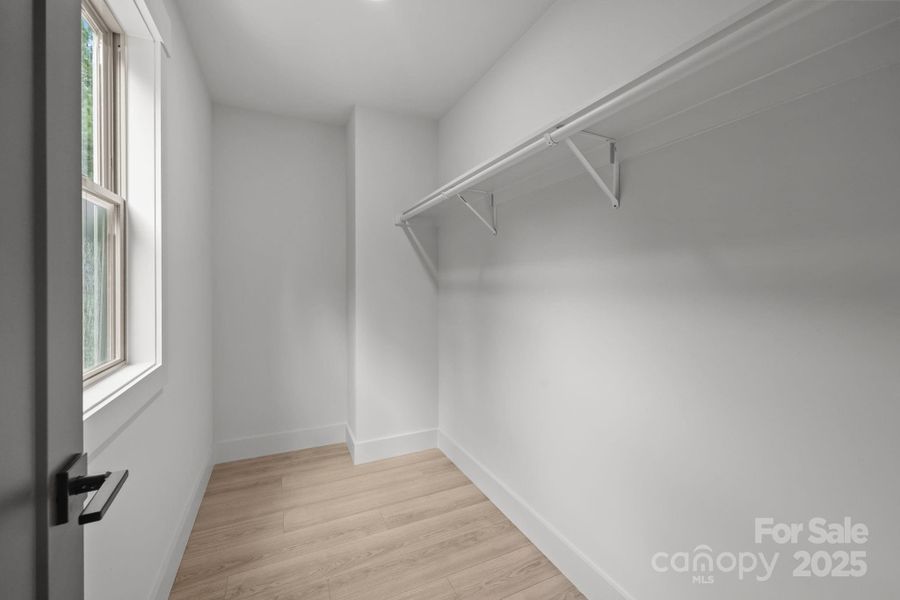 Spacious, unfurnished interior of a new home in , Richfield (Image 27).