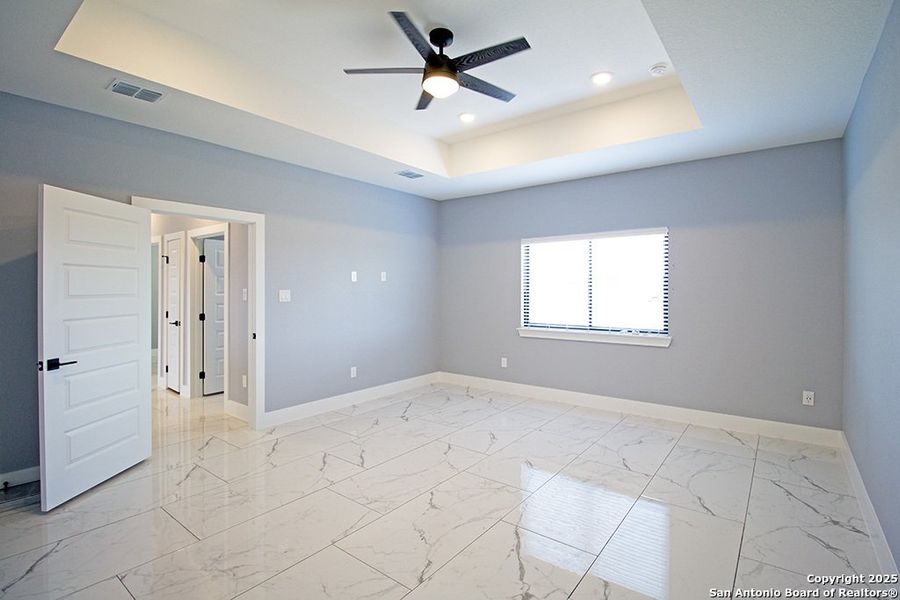 Spacious, unfurnished interior of a new home in , La Vernia (Image 15).