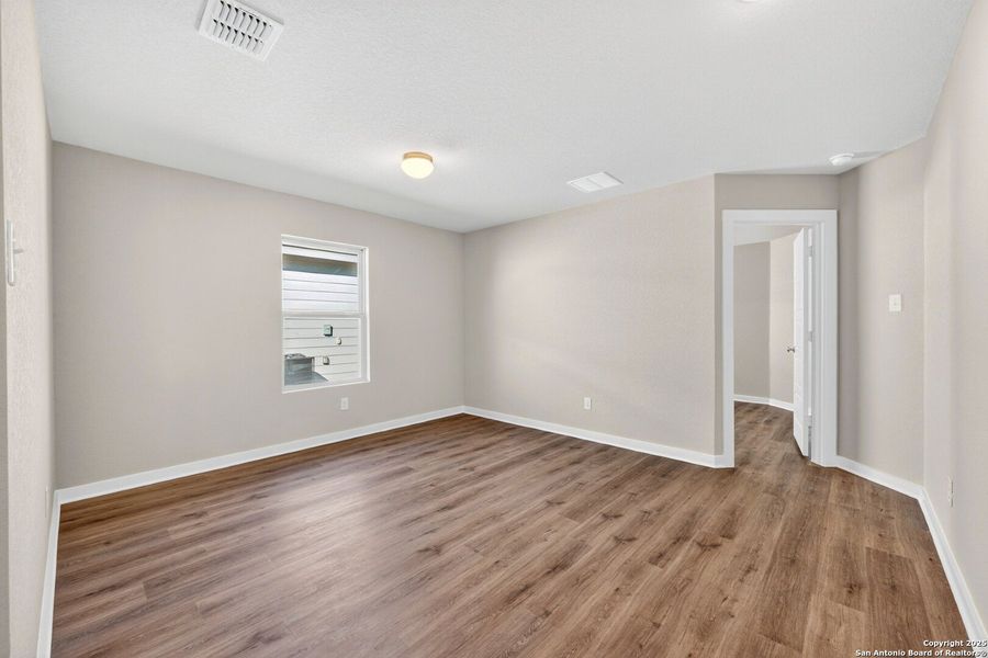 Spacious, unfurnished interior of a new home in Winding Brook, San Antonio (Image 23).