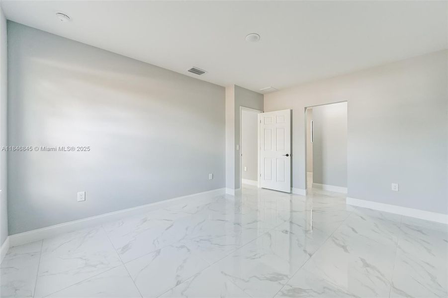 Spacious, unfurnished interior of a new home in , Lehigh Acres (Image 17).