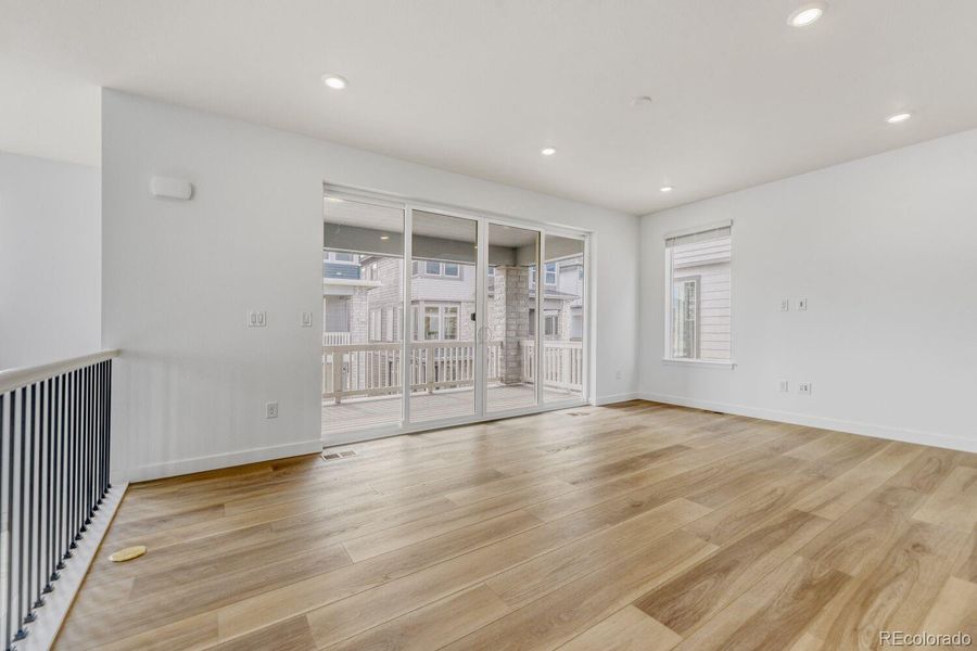 Spacious, unfurnished interior of a new home in Vermilion Creek, Centennial (Image 10).