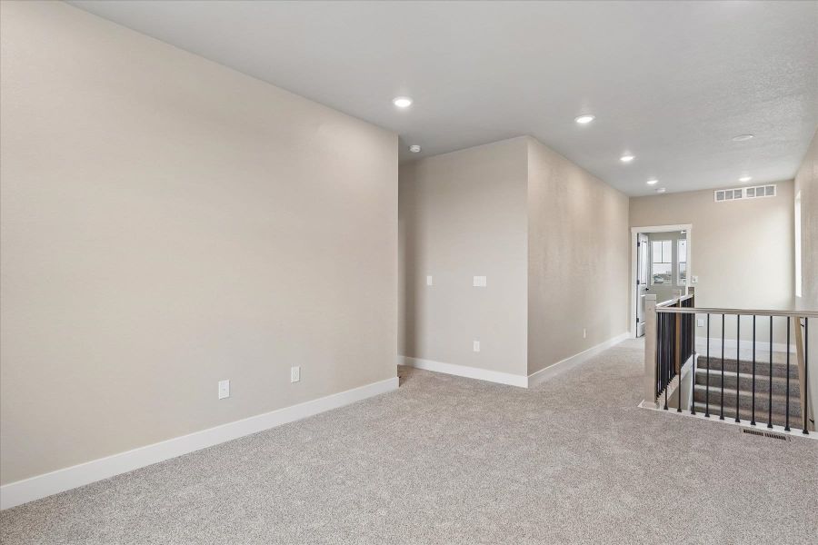 Spacious, unfurnished interior of a new home in Aspen Meadows-4, Colorado Springs (Image 18).