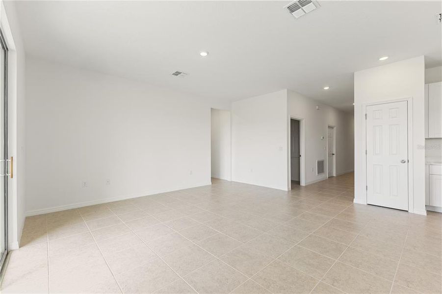 Spacious, unfurnished interior of a new home in Mirror Lake Village, Fruitland Park (Image 23).
