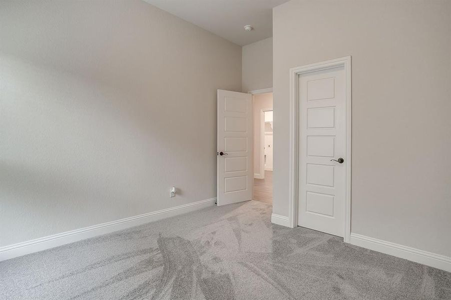 Spacious, unfurnished interior of a new home in Oak Hills, Burleson (Image 16).