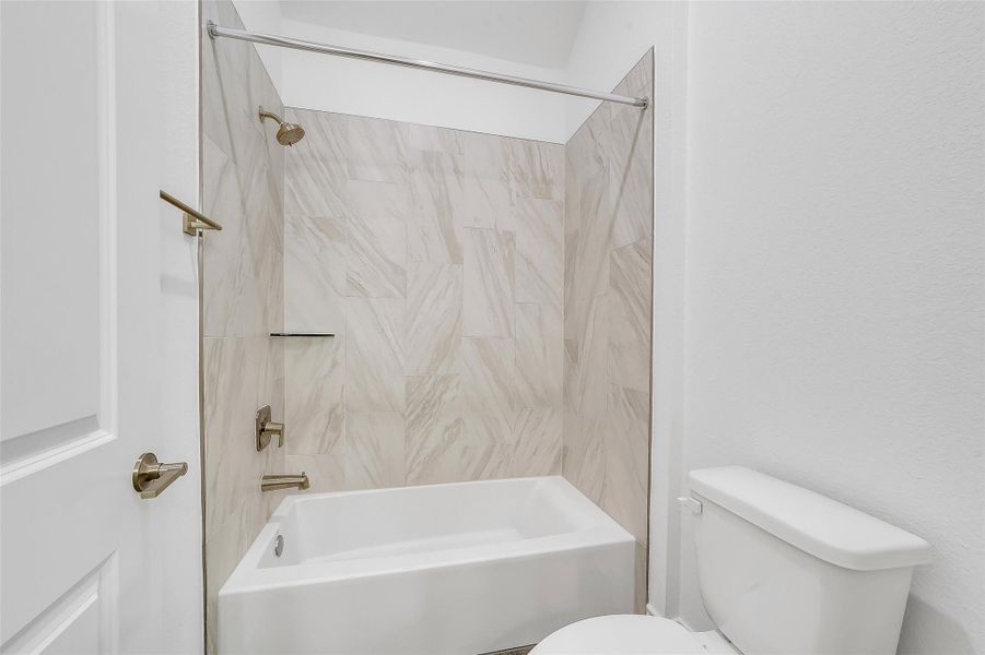 Shower/tub combo with upgraded porcelain tile