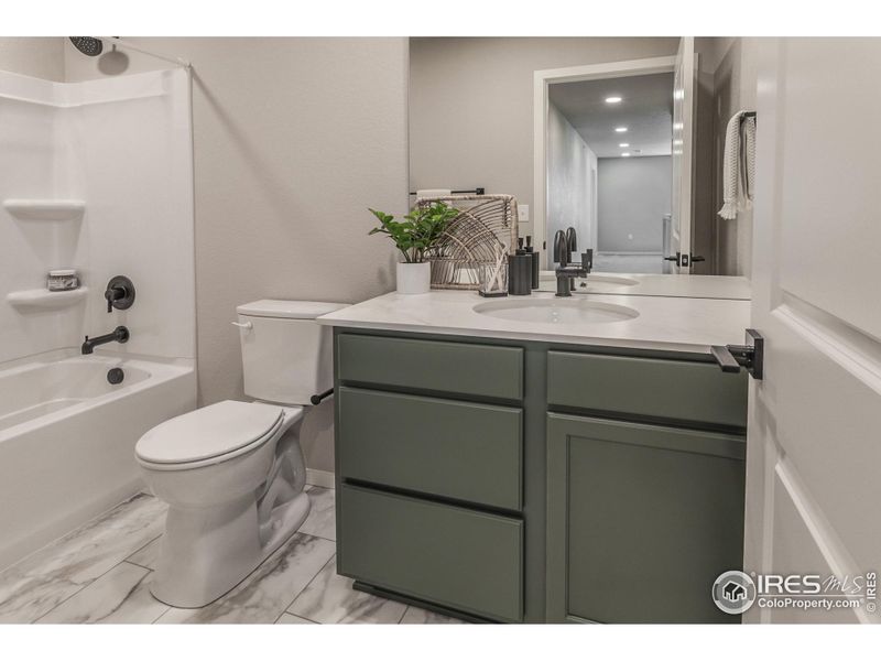 SECONDARY BATH (VIRTUALLY STAGED) SECONDARY BATH (VIRTUALLY STAGED)