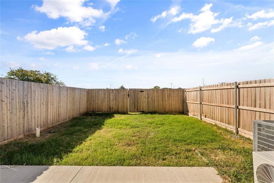 Exterior details and patio area of a home in , Irving (Image 18).