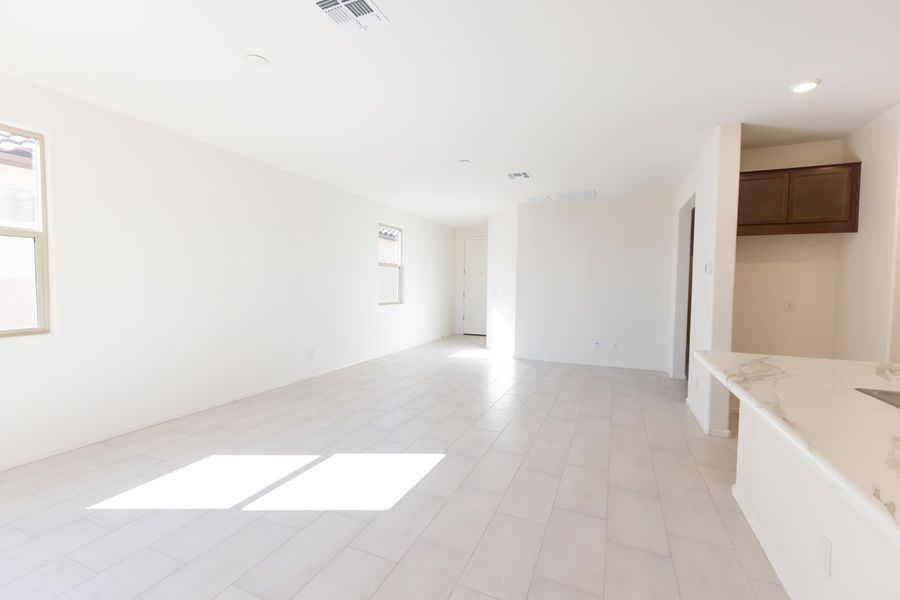 Spacious, unfurnished interior of a new home in Bella Tierra, Tucson (Image 4).