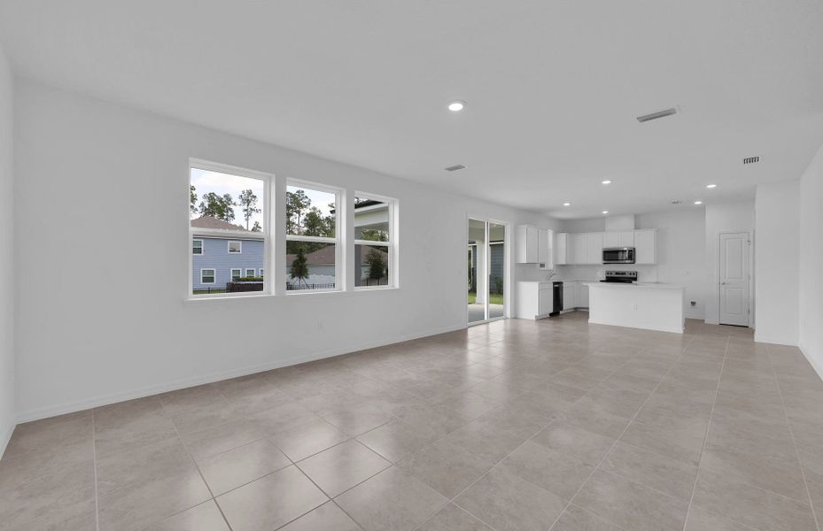 Spacious, unfurnished interior of a new home in Hyland Trail, Green Cove Springs (Image 18).