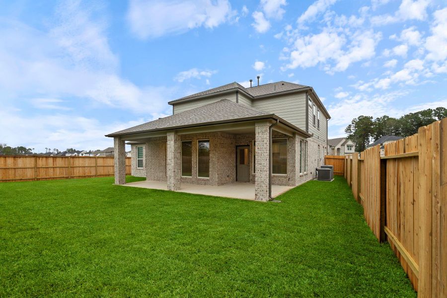 Exterior details and patio area of a home in Barton Creek Ranch, Conroe (Image 15).