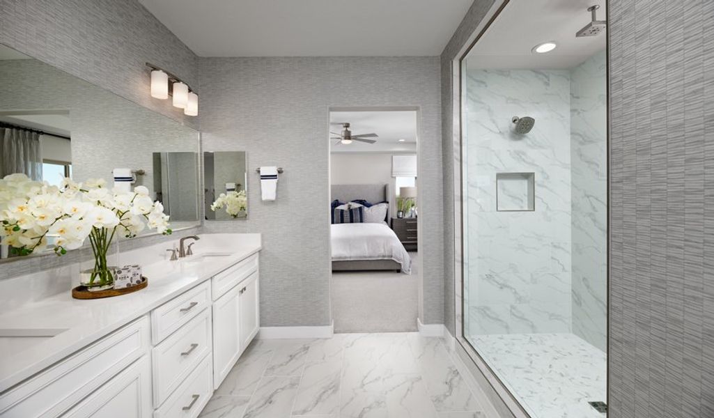 Yorktown-P725-EnclaveAtPineLake Owner's Bathroom