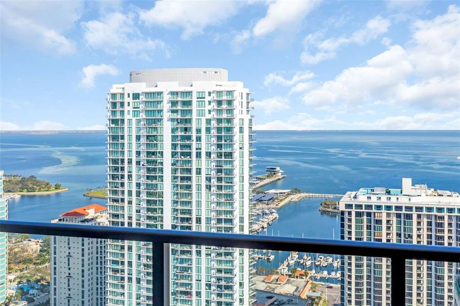 Condo located in St. Petersburg, FL showcasing its design and architecture (Image 29).