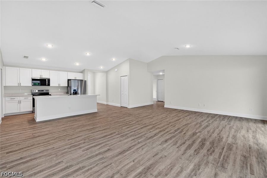 Spacious, unfurnished interior of a new home in Cape Coral, Cape Coral (Image 27).