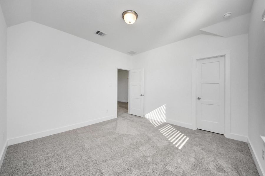 Spacious, unfurnished interior of a new home in Sunterra: Landmark Collection, Katy (Image 10).