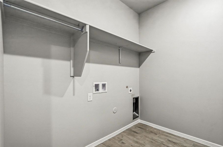 Spacious, unfurnished interior of a new home in Hillside Park, El Paso (Image 28).