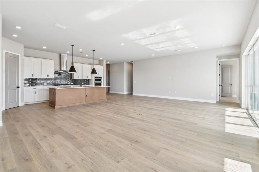 Spacious, unfurnished interior of a new home in Palmera Wellen Park - Classic Series, Venice (Image 18). Spacious, unfurnished interior of a new home in Palmera Wellen Park - Classic Series, Venice (Image 18).