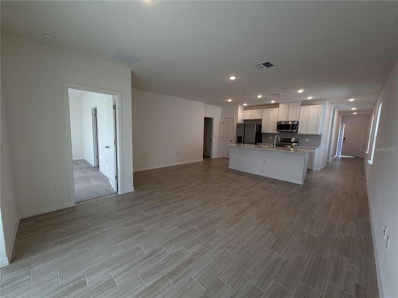 Spacious, unfurnished interior of a new home in Hammock Reserve, Haines City (Image 10).