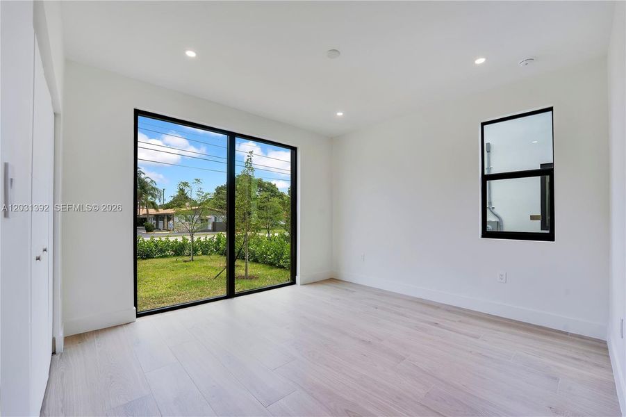 Spacious, unfurnished interior of a new home in , Hollywood (Image 18).