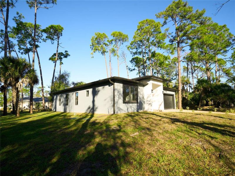 Exterior details and patio area of a home in , North Port (Image 4).
