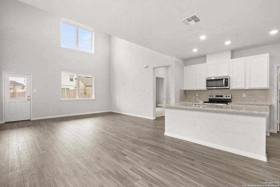 Spacious, unfurnished interior of a new home in Cinco Lakes, San Antonio (Image 20).
