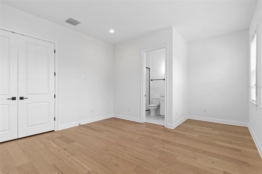 Spacious, unfurnished interior of a new home in , Tampa (Image 26).