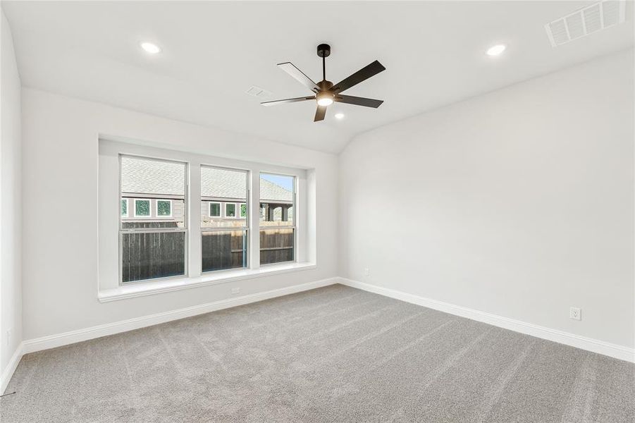 Spacious, unfurnished interior of a new home in Sable Creek, Sanger (Image 32).