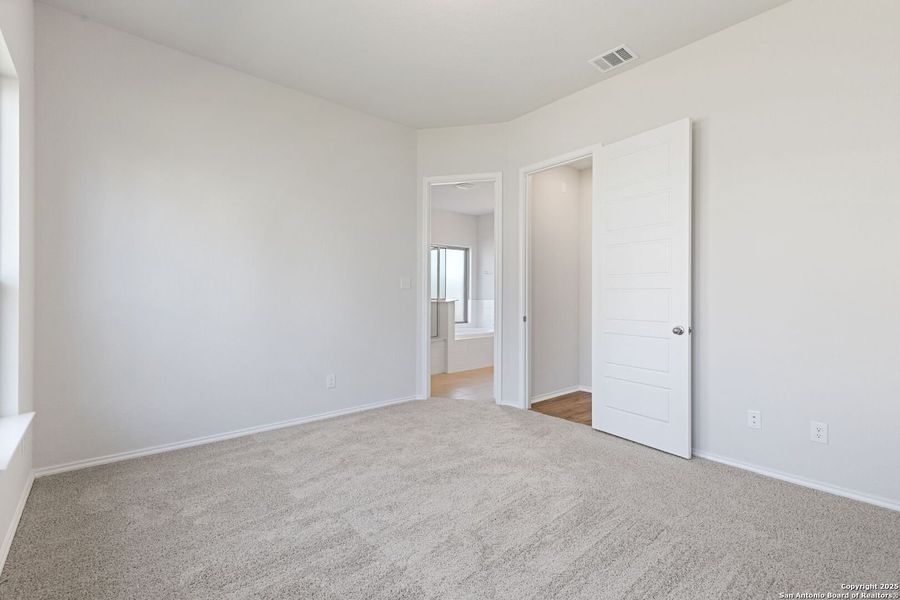 Spacious, unfurnished interior of a new home in Ladera, San Antonio (Image 21). Spacious, unfurnished interior of a new home in Ladera, San Antonio (Image 21).