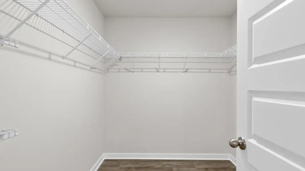 Spacious, unfurnished interior of a new home in Vineyard Trail, Jacksonville (Image 16).