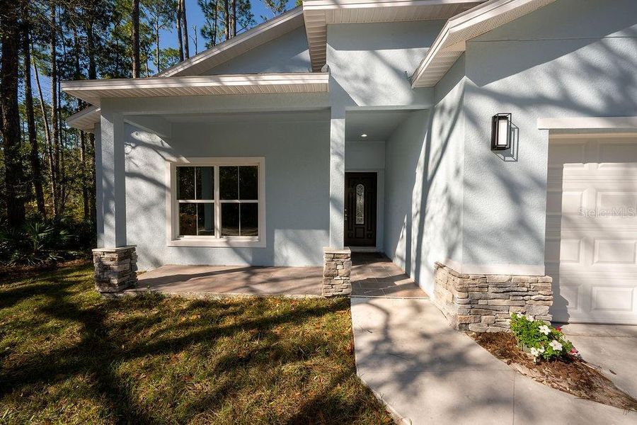 Exterior details and patio area of a home in , Deland (Image 3).