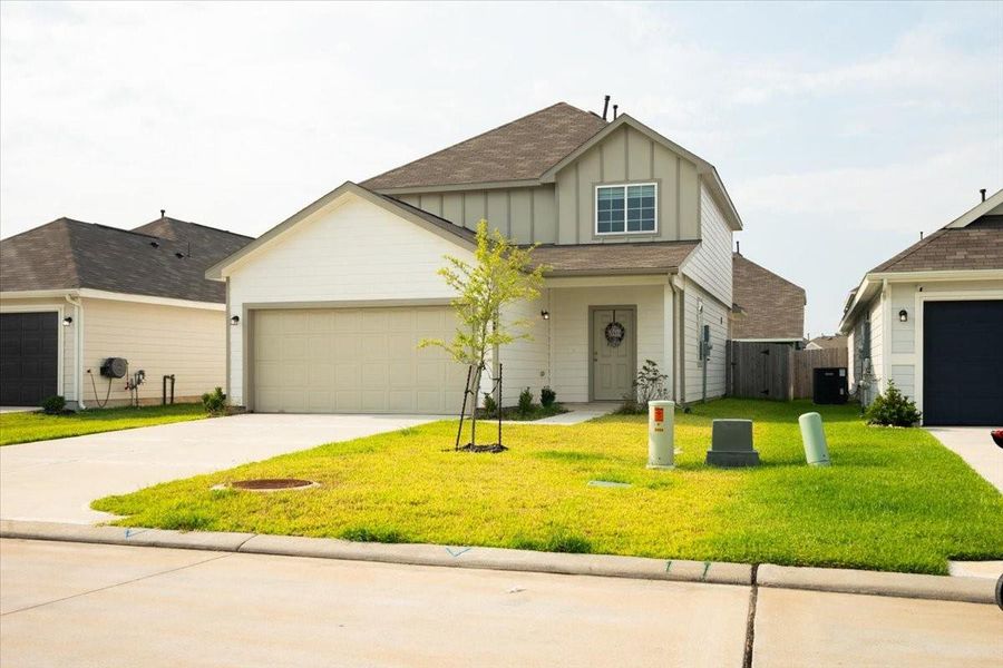 Front exterior of a new home in River's Edge, Conroe, TX, highlighting curb appeal (Image 27). Front exterior of a new home in River's Edge, Conroe, TX, highlighting curb appeal (Image 27).