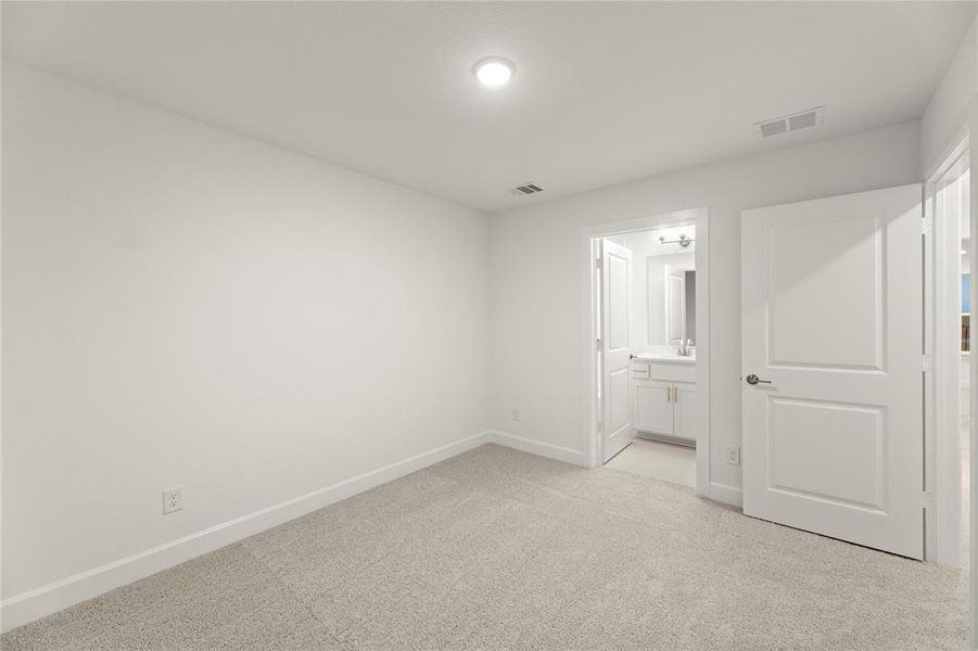 Spacious, unfurnished interior of a new home in Creekside, Royse City (Image 12).